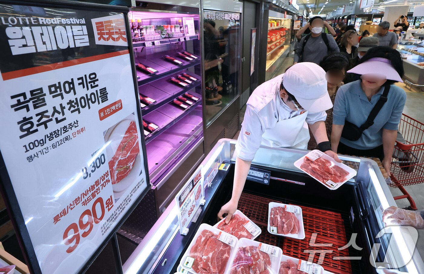 본문 이미지 - 호주산 소고기 단 하루 특가 행사가 열린 12일 오전 서울 중구 한강대로 롯데마트 제타플렉스 서울역점을 찾은 고객들이 990원 척아이롤을 구입하고 있다. 2025.6.12/뉴스1 ⓒ News1 박정호 기자