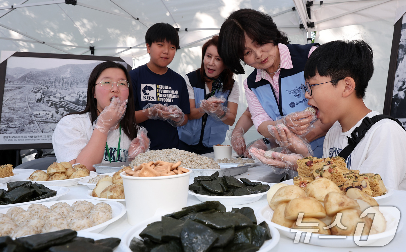 (서울=뉴스1) 김성진 기자 = 12일 서울 송파구 서울놀이마당에서 열린 '송파구 보훈가족 한마당 행사'에서 어린이들이 전쟁음식 체험을 하고 있다. 2025.6.12/뉴스1