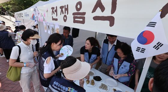 전쟁음식 시식하는 시민들