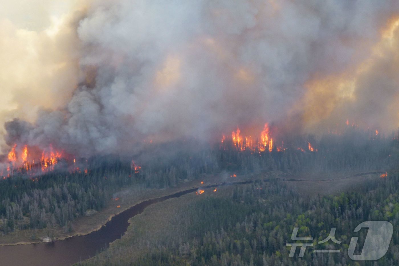 (버드리버 AFP=뉴스1) 김예슬 기자 = 지난달 29일(현지시간) 캐나다 매니토바주(州) 버드리버에서 산불이 확산하고 있다. 25.05.29ⓒ AFP=뉴스1
