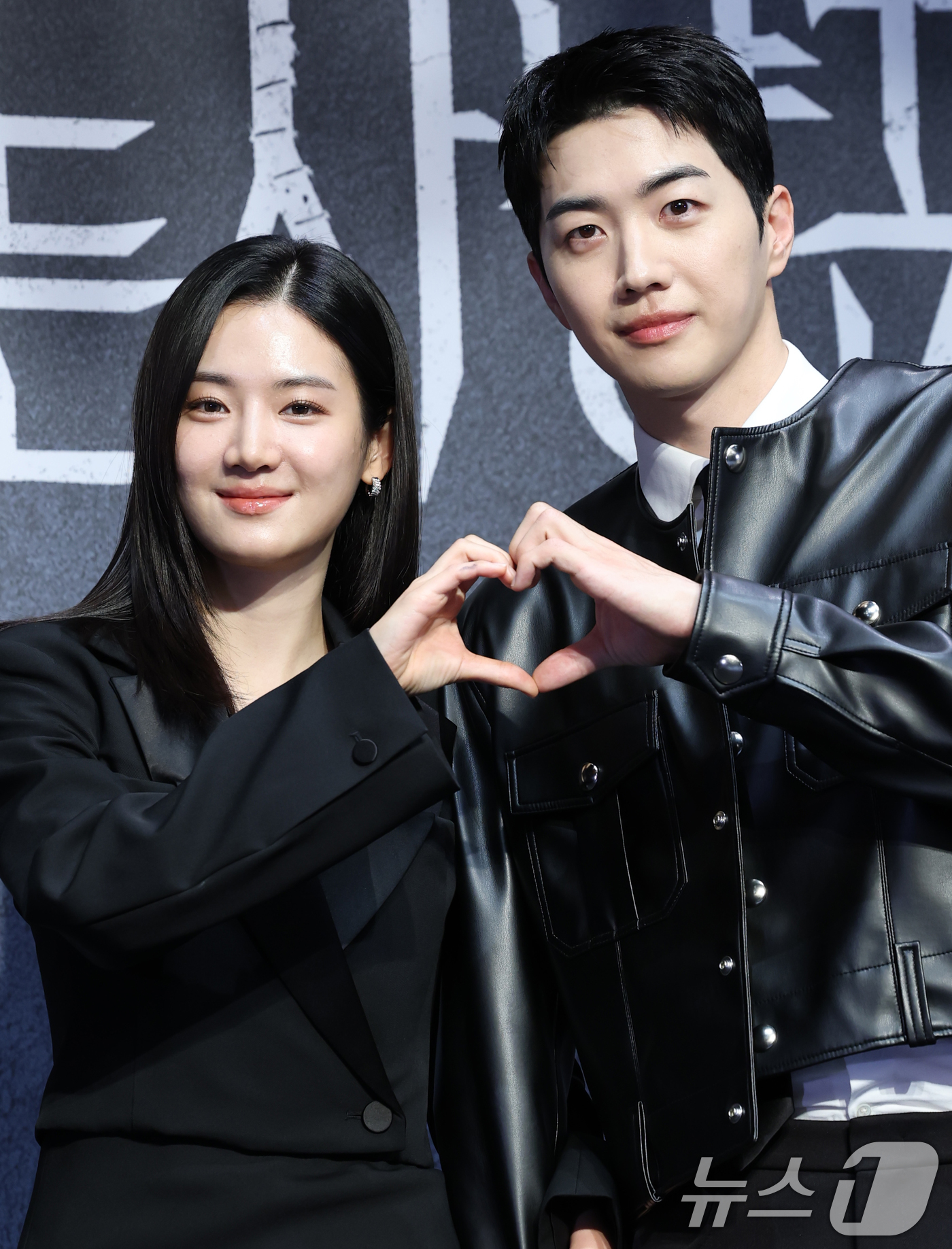 (서울=뉴스1) 권현진 기자 = 배우 박주현과 강훈(오른쪽)이 12일 서울 구로구 라마다서울신도림호텔에서 열린  STUDIO X+U 새 미드폼 드라마 '메스를 든 사냥꾼' 제작발표 …