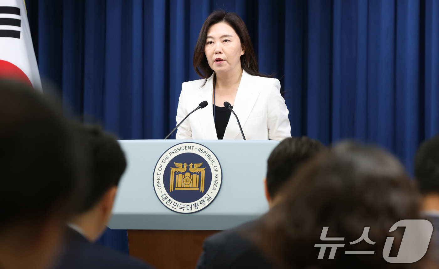 (서울=뉴스1) 허경 기자 = 강유정 대통령실 대변인이 12일 서울 용산구 대통령실 청사에서 '3대 특검법안' 관련 브리핑을 하고 있다. 2025.6.12/뉴스1
