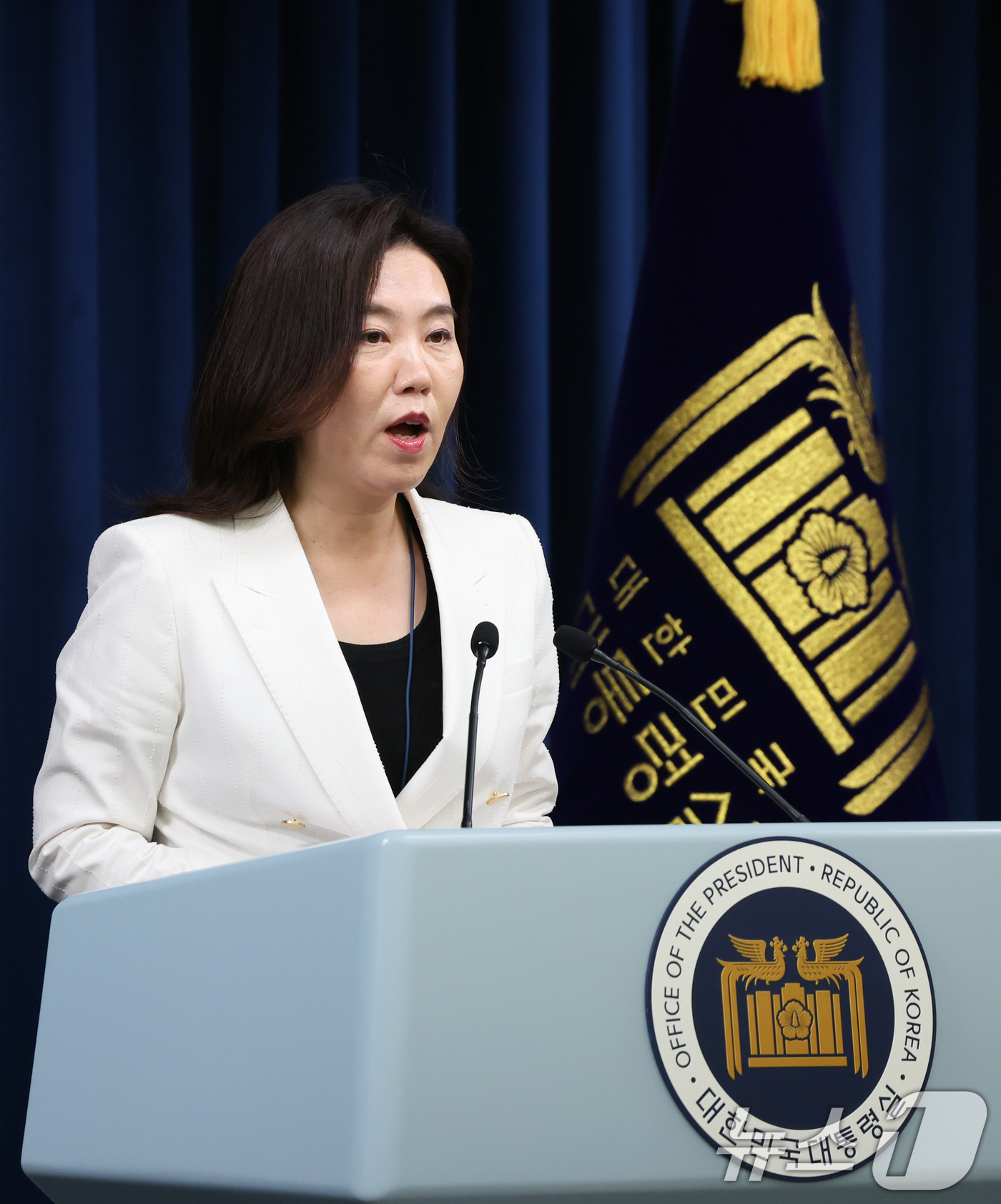 (서울=뉴스1) 허경 기자 = 강유정 대통령실 대변인이 12일 서울 용산구 대통령실 청사에서 '3대 특검법안' 관련 브리핑을 하고 있다. 2025.6.12/뉴스1