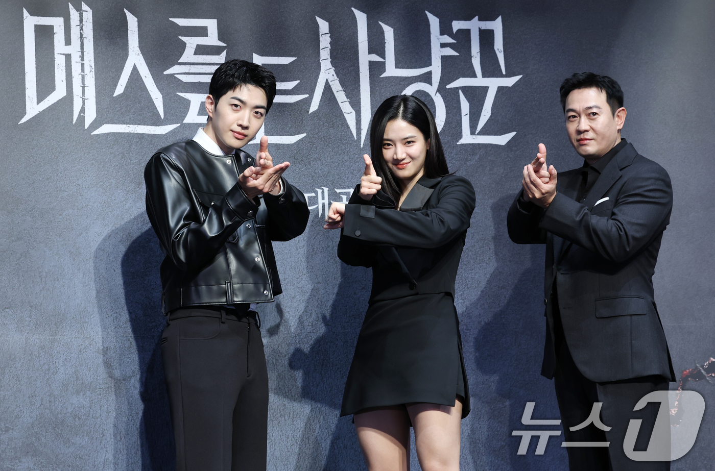 (서울=뉴스1) 권현진 기자 = 배우 강훈(왼쪽부터)과 박주현, 박용우가 12일 서울 구로구 라마다서울신도림호텔에서 열린  STUDIO X+U 새 미드폼 드라마 '메스를 든 사냥꾼 …