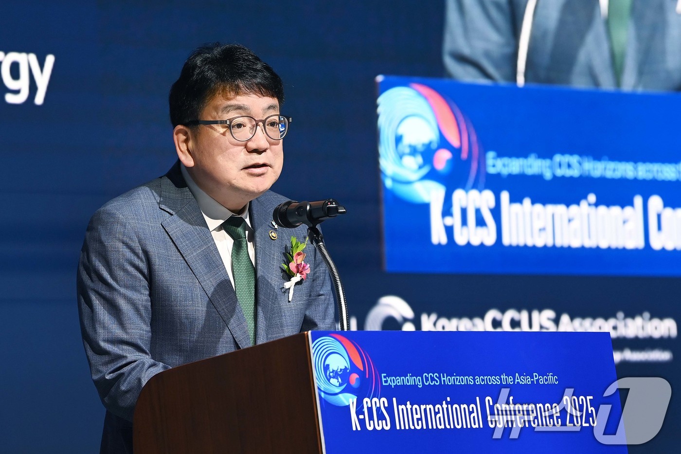 (서울=뉴스1) = 최남호 산업통상자원부 2차관이 12일 서울 여의도 페어몬트 앰버서더호텔에서 열린 'K-CCS 국제 컨퍼런스 2025'에서 축사를 하고 있다. (산업통상자원부 제 …