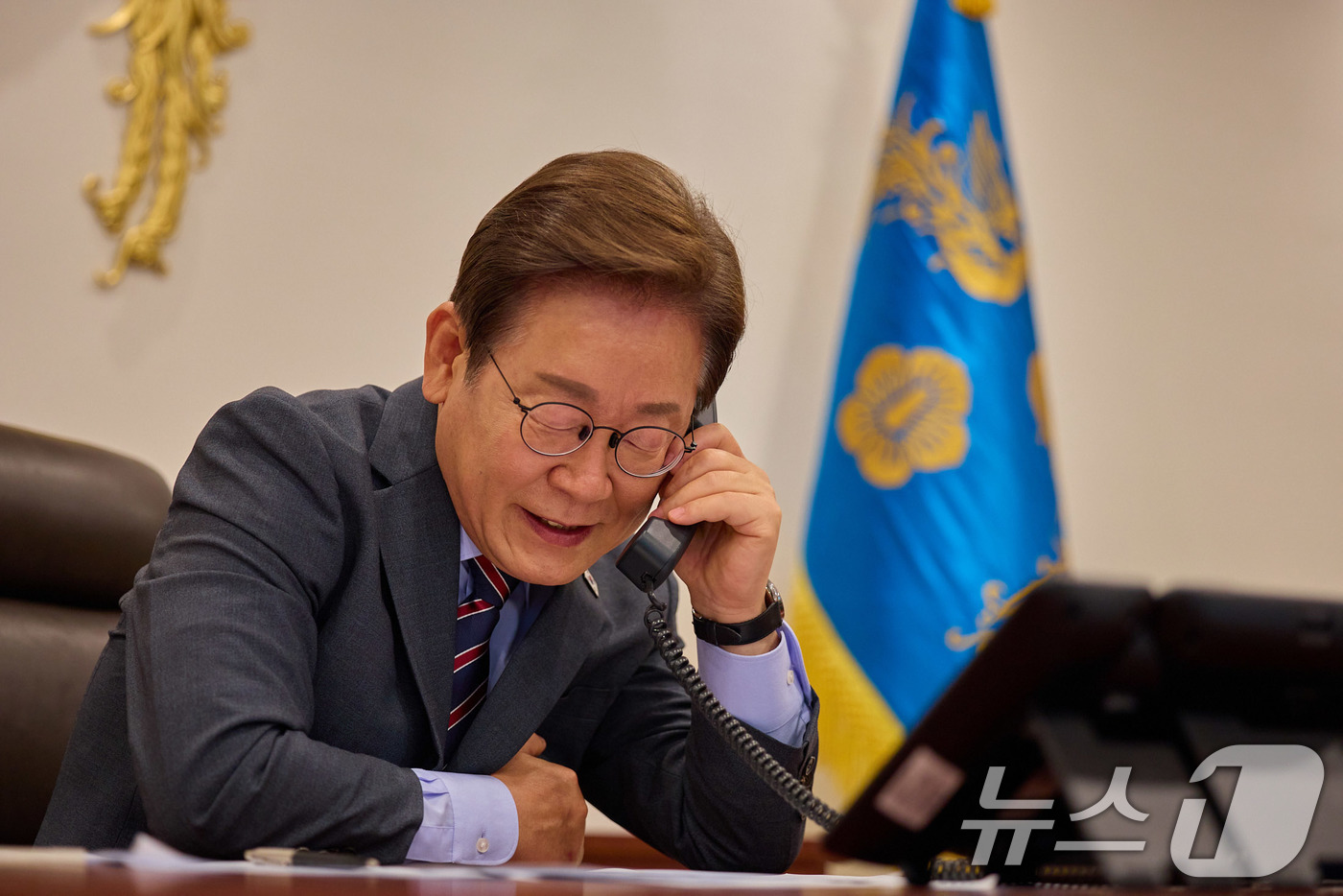 (서울=뉴스1) 박지혜 기자 = 이재명 대통령이 12일 서울 용산구 대통령실 청사 집무실에서 르엉 끄엉 베트남 국가주석과 전화 통화를 하고 있다. (대통령실 제공. 재판매 및 DB …