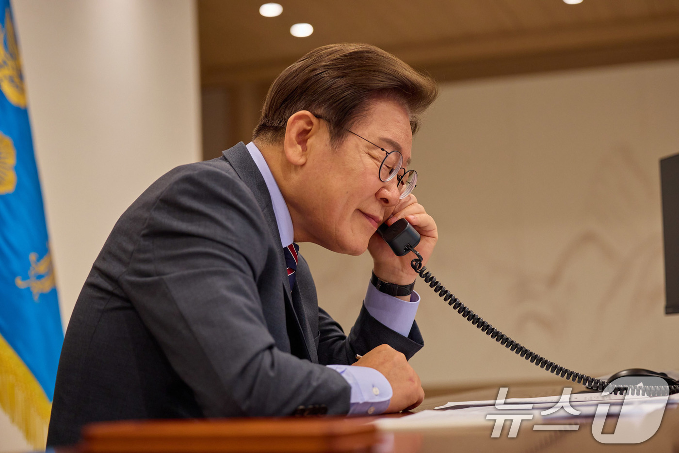 (서울=뉴스1) 박지혜 기자 = 이재명 대통령이 12일 서울 용산구 대통령실 청사 집무실에서 르엉 끄엉 베트남 국가주석과 전화 통화를 하고 있다. (대통령실 제공. 재판매 및 DB …