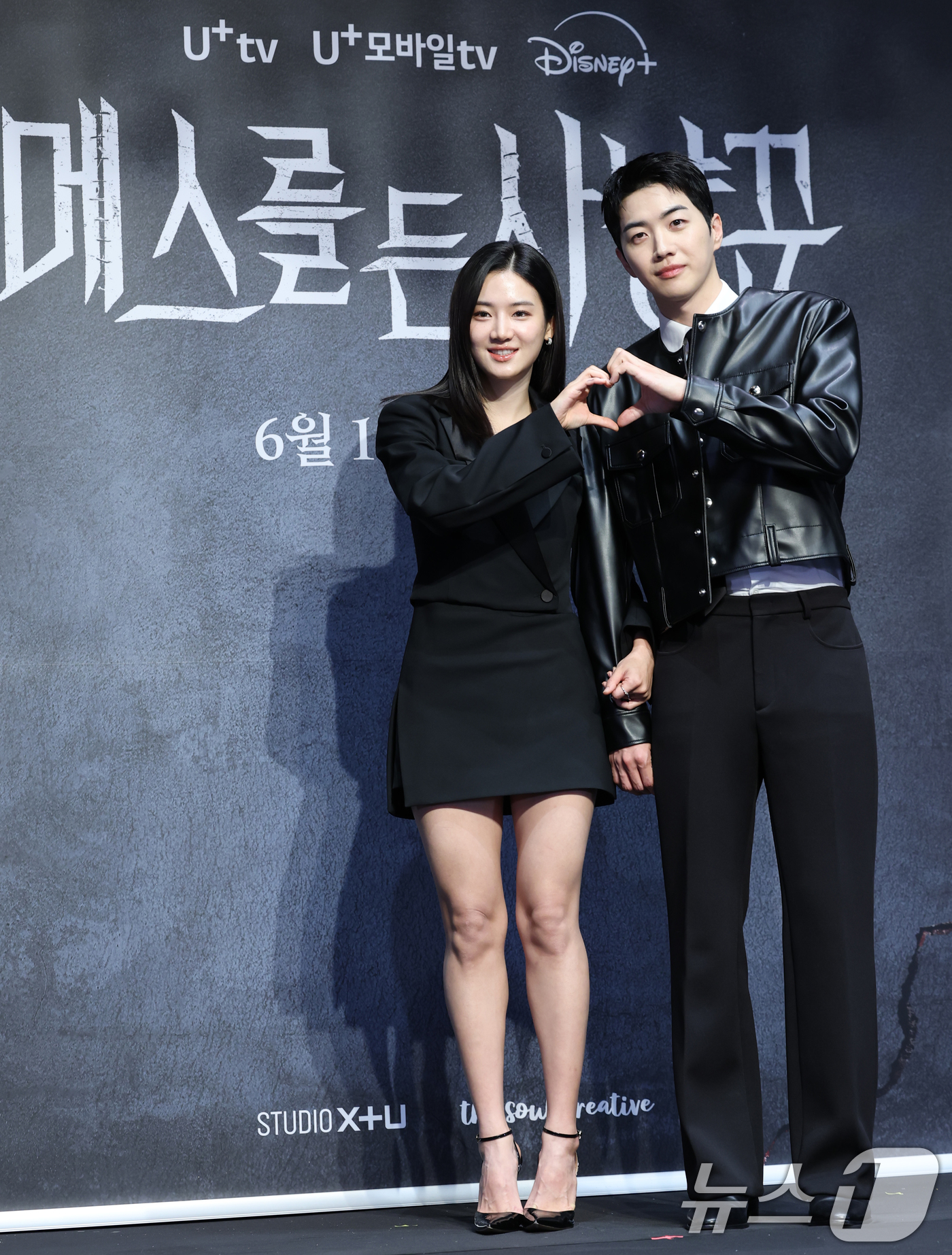 (서울=뉴스1) 권현진 기자 = 배우 박주현과 강훈(오른쪽)이 12일 서울 구로구 라마다서울신도림호텔에서 열린 STUDIO X+U 새 미드폼 드라마 '메스를 든 사냥꾼' 제작발표 …