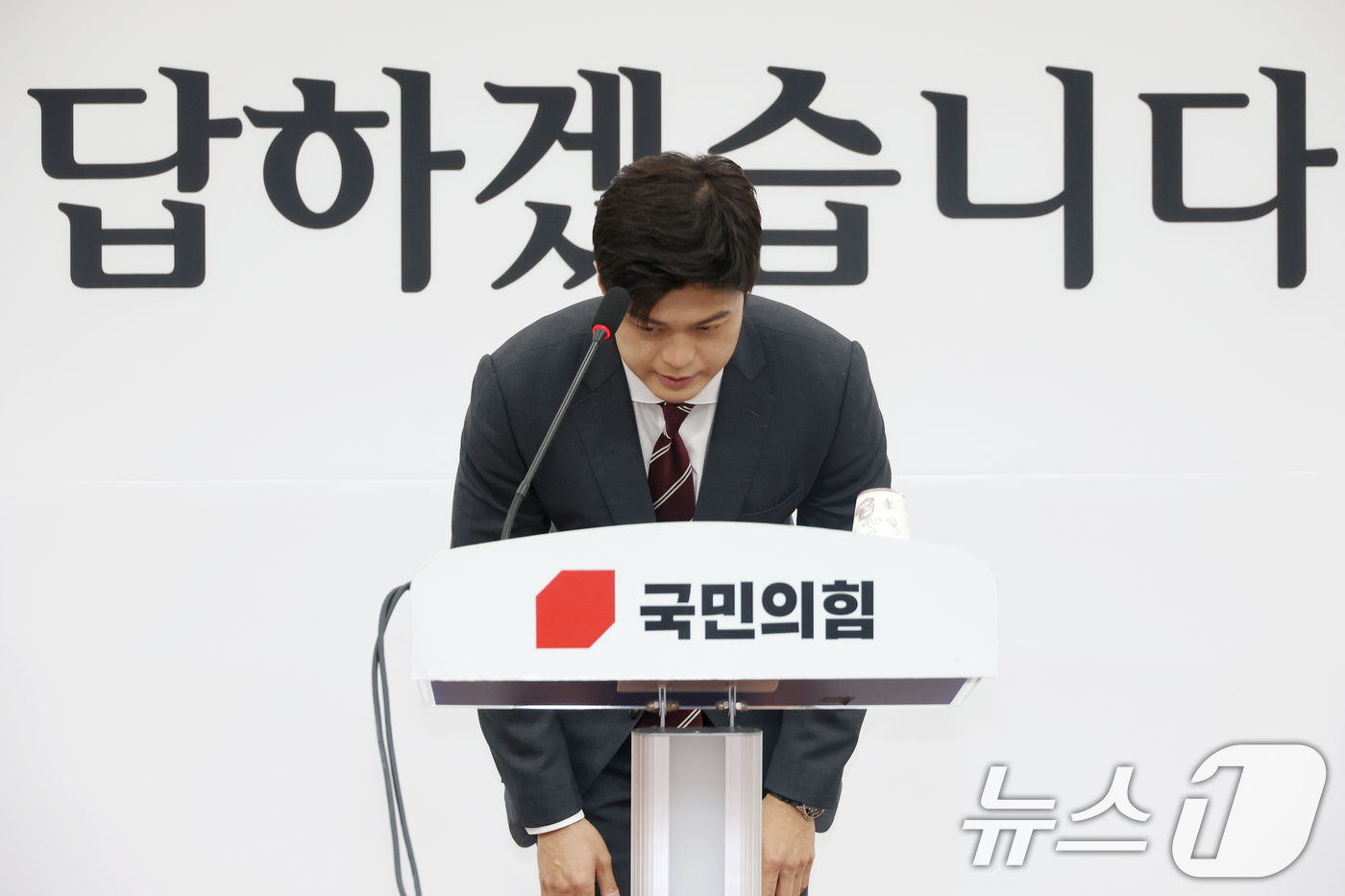 (서울=뉴스1) 이광호 기자 = 김용태 국민의힘 비상대책위원장이 12일 오전 서울 여의도 국회에서 '검찰해체 4법'과 관련해 입장을 발표하는 기자회견을 마친뒤 인사하고 있다. 지난 …