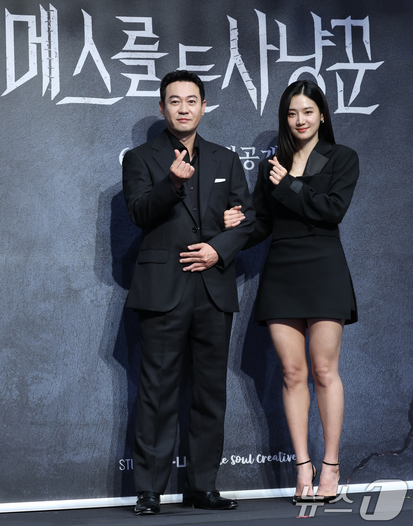 (서울=뉴스1) 권현진 기자 = 배우 박용우와 박주현(오른쪽)이 12일 서울 구로구 라마다서울신도림호텔에서 열린  STUDIO X+U 새 미드폼 드라마 '메스를 든 사냥꾼' 제작발 …