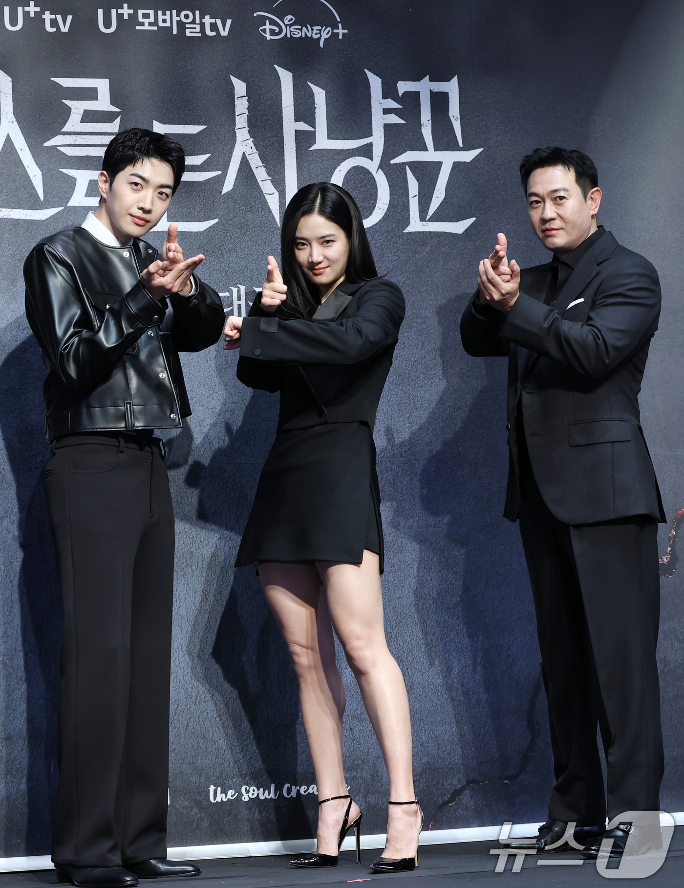 (서울=뉴스1) 권현진 기자 = 배우 강훈(왼쪽부터)과 박주현, 박용우가 12일 서울 구로구 라마다서울신도림호텔에서 열린  STUDIO X+U 새 미드폼 드라마 '메스를 든 사냥꾼 …