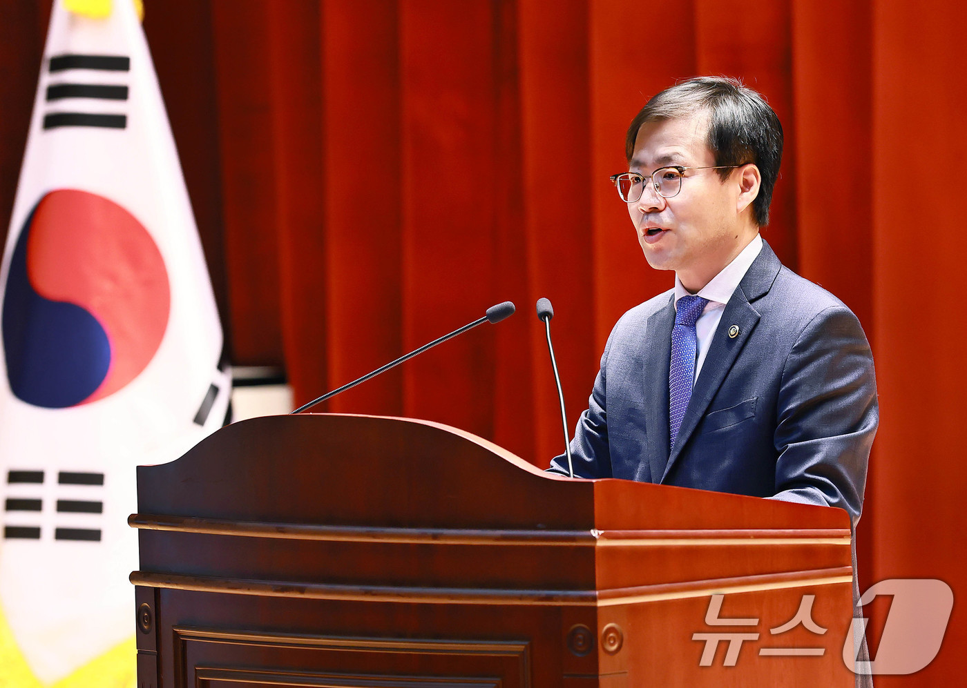 (서울=뉴스1) = 여한구 산업통상자원부 통상교섭본부장이 12일 정부세종청사에서 산업부 전직원들이 참석한 가운데 열린 취임식에서 인사말을 하고 있다.  (산업통상자원부 제공. 재판 …