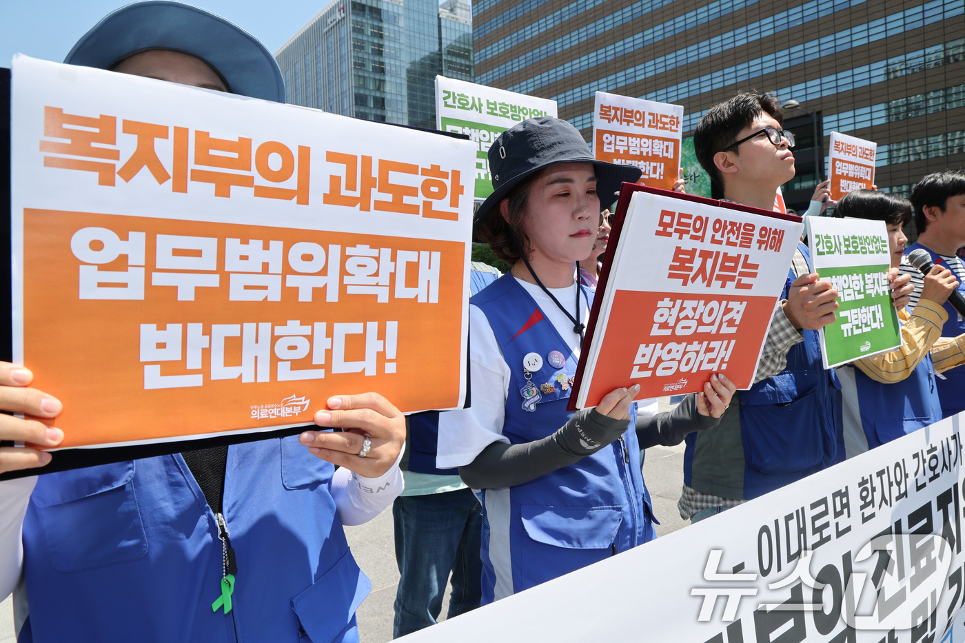 (서울=뉴스1) 임세영 기자 = 민주노총공공운수노조 의료연대본부 관계자들이 12일 서울 종로구 광화문광장에서 보건복지부의 진료지원업무 제도화 방안에 대한 입장 및 간호사 설문 발표 …