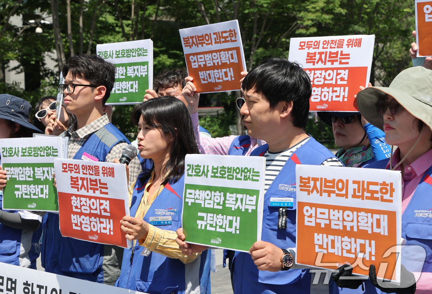 (서울=뉴스1) 임세영 기자 = 민주노총공공운수노조 의료연대본부 관계자들이 12일 서울 종로구 광화문광장에서 보건복지부의 진료지원업무 제도화 방안에 대한 입장 및 간호사 설문 발표 …