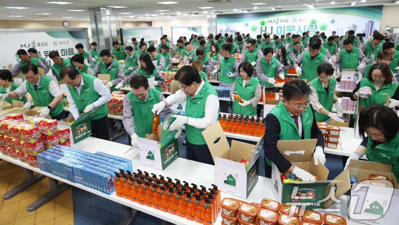 (부산=뉴스1) 윤일지 기자 = 12일 오전 부산 영도구 HJ중공업 구내식당에서 열린 'HJ 이웃사랑 선물꾸러미 나눔' 행사에서 참석자들이 선물꾸러미를 포장하고 있다.쌀, 된장, …