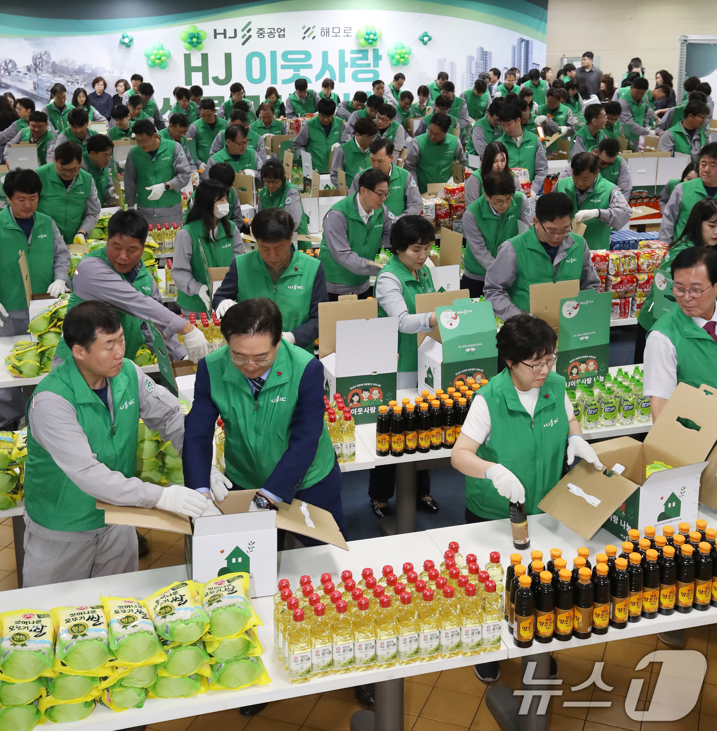 (부산=뉴스1) 윤일지 기자 = 12일 오전 부산 영도구 HJ중공업 구내식당에서 열린 'HJ 이웃사랑 선물꾸러미 나눔' 행사에서 참석자들이 선물꾸러미를 포장하고 있다.쌀, 된장, …