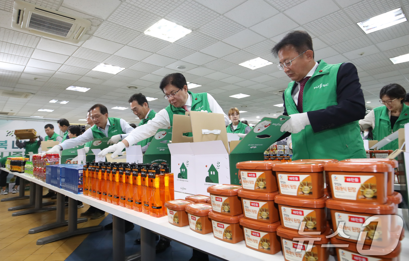 (부산=뉴스1) 윤일지 기자 = 12일 오전 부산 영도구 HJ중공업 영도조선소 구내식당에서 열린 'HJ 이웃사랑 선물꾸러미 나눔' 행사에서 유상철 HJ중공업 대표이사, 조승환 의원 …