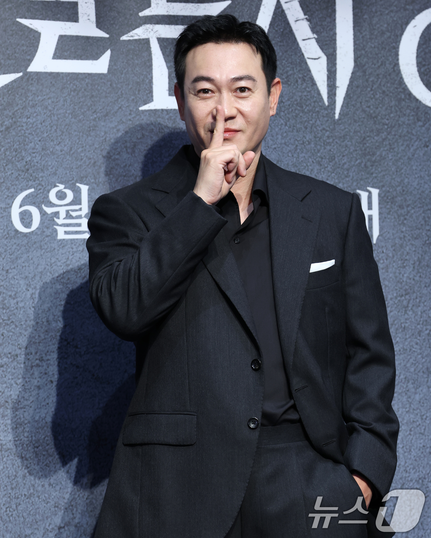 (서울=뉴스1) 권현진 기자 = 배우 박용우가 12일 서울 구로구 라마다서울신도림호텔에서 열린  STUDIO X+U 새 미드폼 드라마 '메스를 든 사냥꾼' 제작발표회에서 포즈를 취 …