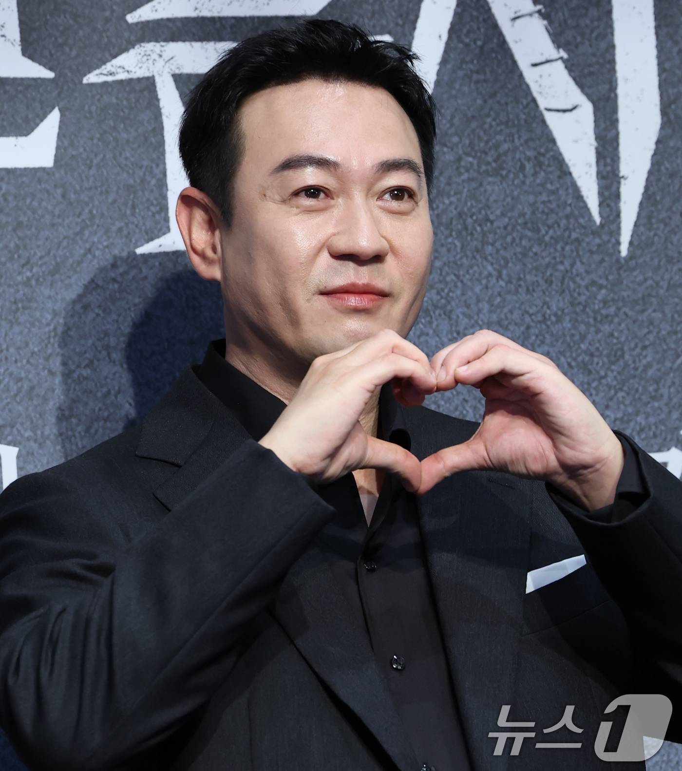 (서울=뉴스1) 권현진 기자 = 배우 박용우가 12일 서울 구로구 라마다서울신도림호텔에서 열린  STUDIO X+U 새 미드폼 드라마 '메스를 든 사냥꾼' 제작발표회에서 포즈를 취 …