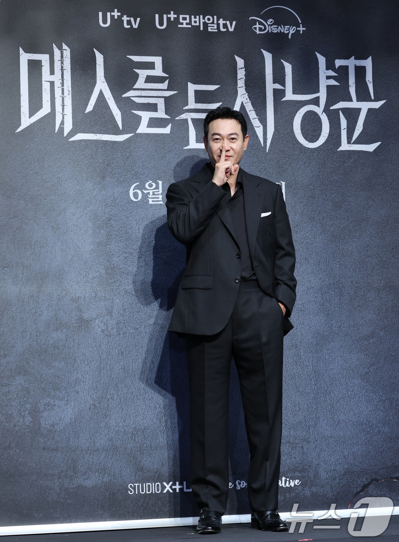 (서울=뉴스1) 권현진 기자 = 배우 박용우가 12일 서울 구로구 라마다서울신도림호텔에서 열린  STUDIO X+U 새 미드폼 드라마 '메스를 든 사냥꾼' 제작발표회에서 포즈를 취 …