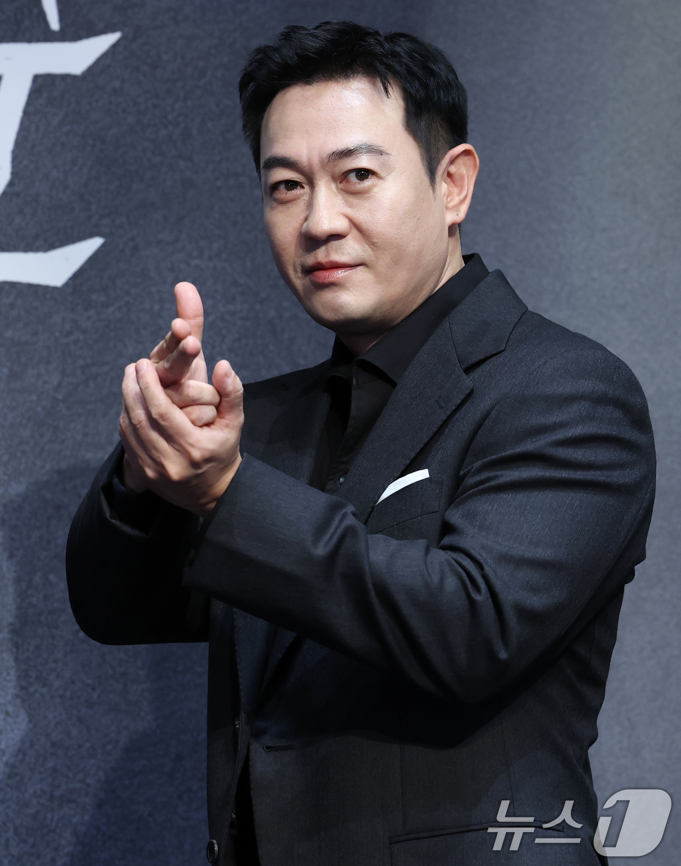 (서울=뉴스1) 권현진 기자 = 배우 박용우가 12일 서울 구로구 라마다서울신도림호텔에서 열린  STUDIO X+U 새 미드폼 드라마 '메스를 든 사냥꾼' 제작발표회에서 포즈를 취 …