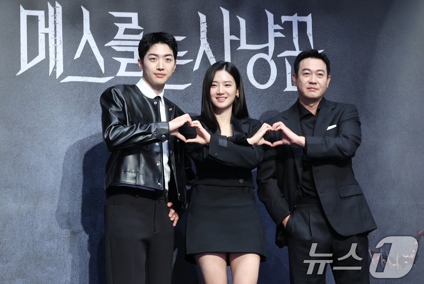 본문 이미지 - 배우 강훈&#40;왼쪽부터&#41;과 박주현, 박용우가 12일 서울 구로구 라마다서울신도림호텔에서 열린 STUDIO X+U 새 미드폼 드라마 &#39;메스를 든 사냥꾼&#39; 제작발표회에서 포즈를 취하고 있다. &#39;메스를 든 사냥꾼&#39;은 부검대 위에서 20년 전 죽은 줄 알았던 아빠이자 연쇄살인마 &#39;재단사&#39;의 익숙한 살인 방식을 발견한 부검의 세현&#40;박주현 분&#41;이 아빠의 먹잇감이 되지 않기 위해 경찰 정현&#40;강훈 분&#41;보다 먼저 그를 찾기 위해 나서는 범죄 스릴러다. 2025.6.12/뉴스1 ⓒ News1 권현진 기자