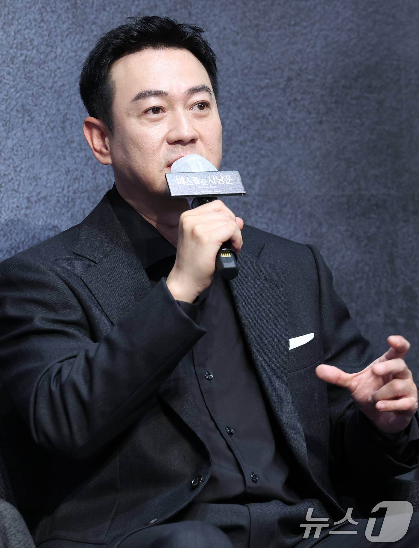 (서울=뉴스1) 권현진 기자 = 배우 박용우가 12일 서울 구로구 라마다서울신도림호텔에서 열린  STUDIO X+U 새 미드폼 드라마 '메스를 든 사냥꾼' 제작발표회에서 취재진 질 …