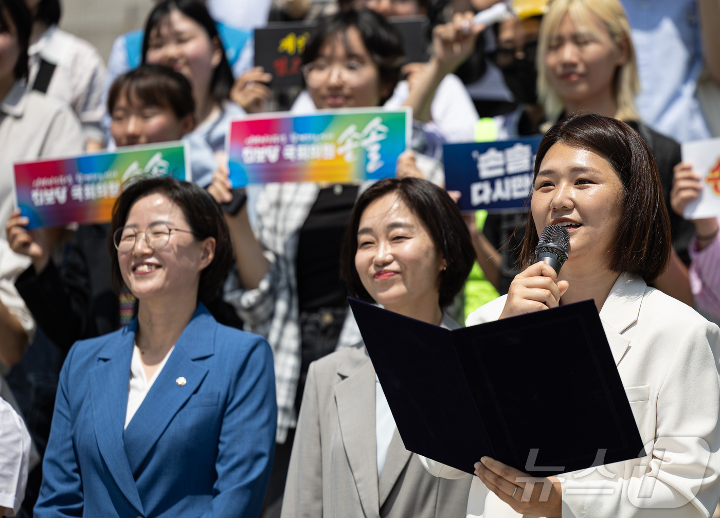 (서울=뉴스1) 이재명 기자 = 위성락 국가안보실장과 강유정 대통령실 대변인의 사퇴로 공석이 된 비례대표 국회의원직을 승계한 손솔 의원이 12일 오전 서울 여의도에서 국회 본청 계 …