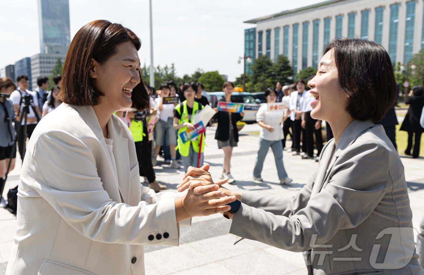본문 이미지 - 위성락 국가안보실장과 강유정 대통령실 대변인의 사퇴로 공석이 된 비례대표 국회의원직을 승계한 손솔 의원이 12일 오전 서울 여의도에서 국회 본청 계단에서 김재연 상임대표와 기뻐하고 있다. 2025.6.12/뉴스1 ⓒ News1 이재명 기자