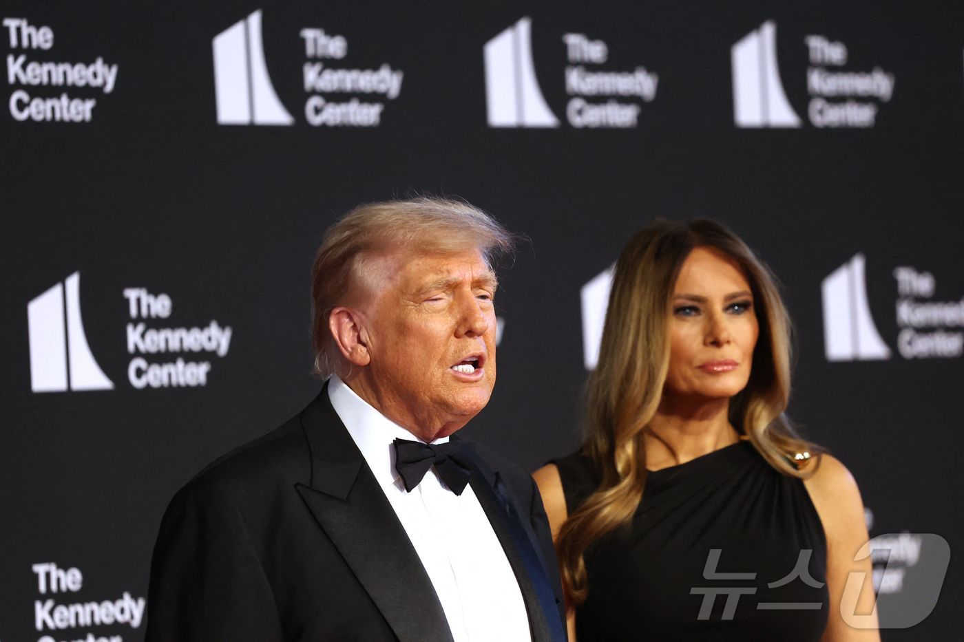 (워싱턴 AFP=뉴스1) 최종일 선임기자 = 도널드 트럼프 미국 대통령과 퍼스트 레이디 멜라니아 트럼프가 11일(현지시간) 뮤지컬 '레미제라블' 개막 공연을 관람하기 위해 워싱턴 …
