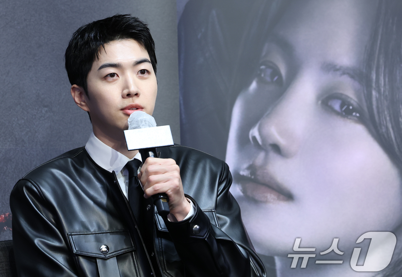 (서울=뉴스1) 권현진 기자 = 이 12일 서울 구로구 라마다서울신도림호텔에서 열린  STUDIO X+U 새 미드폼 드라마 '메스를 든 사냥꾼' 제작발표회에서 인사말을 하고 있다. …