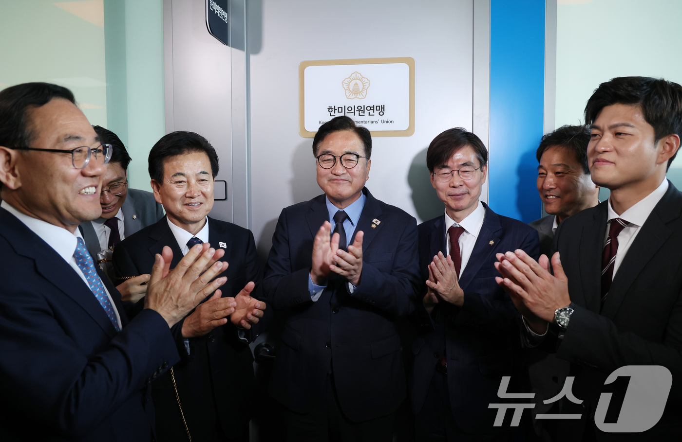 (서울=뉴스1) 김민지 기자 = 우원식 국회의장과 김용태 국민의힘 비상대책위원장,  한미의원연맹 소속 의원들이 12일 오전 서울 여의도 국회 소통관에 마련된 한미의원연맹 사무실 앞 …