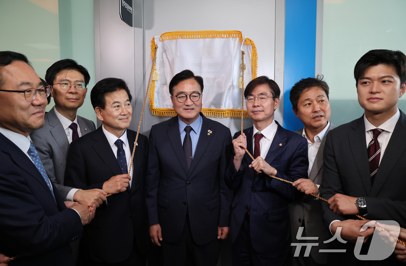 (서울=뉴스1) 김민지 기자 = 우원식 국회의장과 김용태 국민의힘 비상대책위원장,  한미의원연맹 소속 의원들이 12일 오전 서울 여의도 국회 소통관에 마련된 한미의원연맹 사무실 앞 …