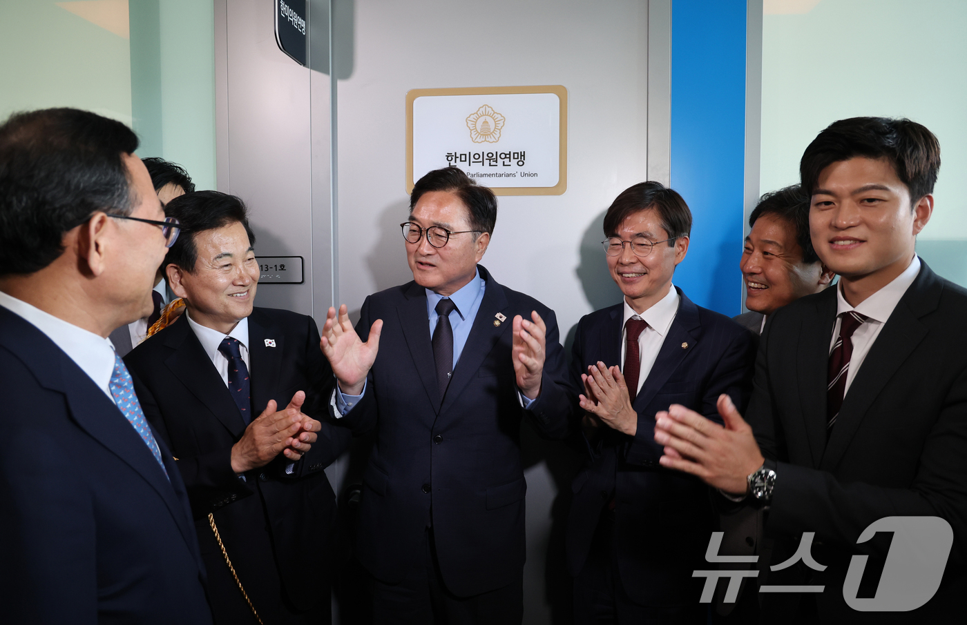 (서울=뉴스1) 김민지 기자 = 우원식 국회의장과 김용태 국민의힘 비상대책위원장,  한미의원연맹 소속 의원들이 12일 오전 서울 여의도 국회 소통관에 마련된 한미의원연맹 사무실 앞 …