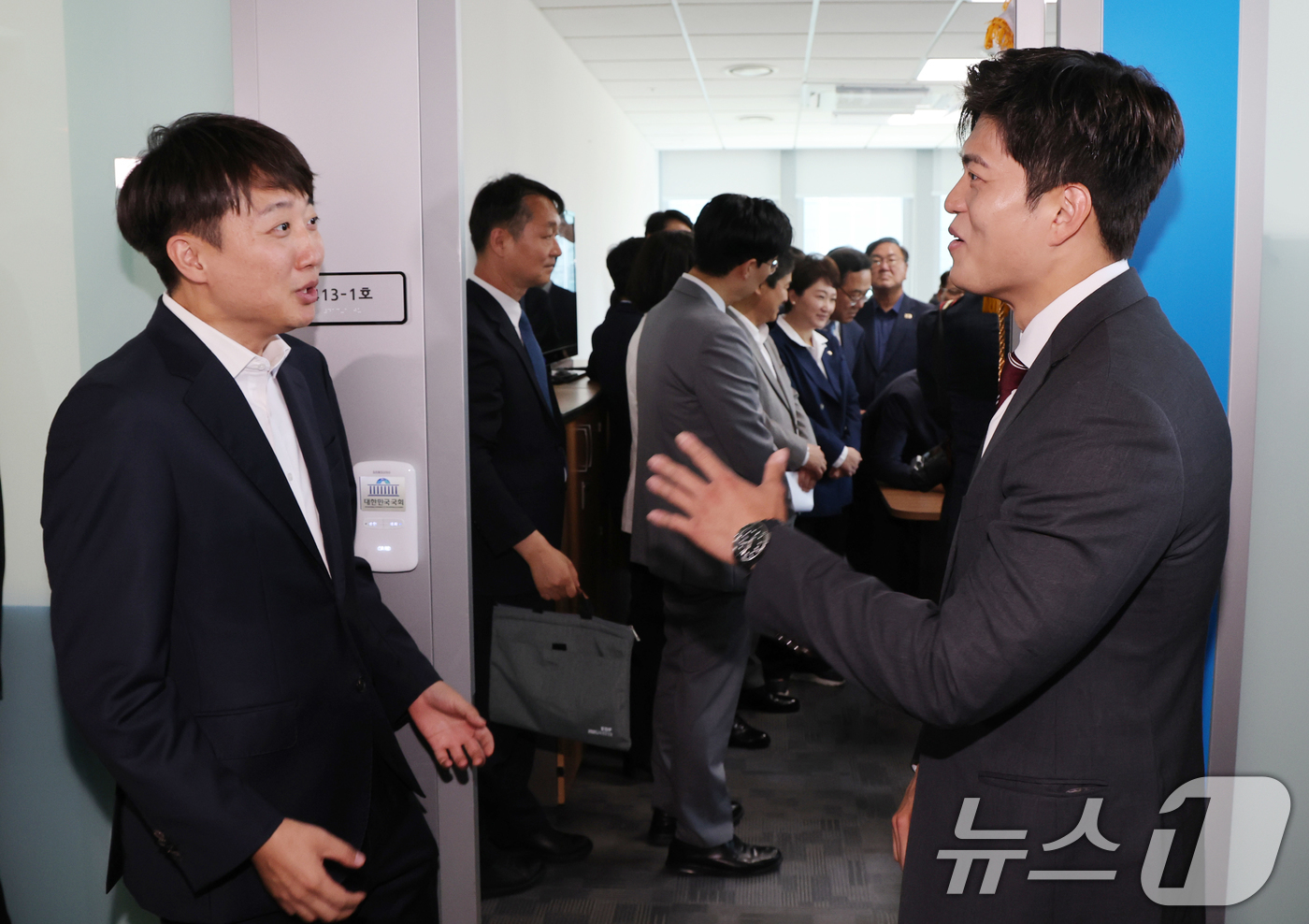 (서울=뉴스1) 김민지 기자 = 김용태 국민의힘 비상대책위원장과 이준석 개혁신당 의원이 12일 오전 서울 여의도 국회 소통관에 마련된 한미의원연맹 사무실 앞에서 열린 현판식에서 대 …