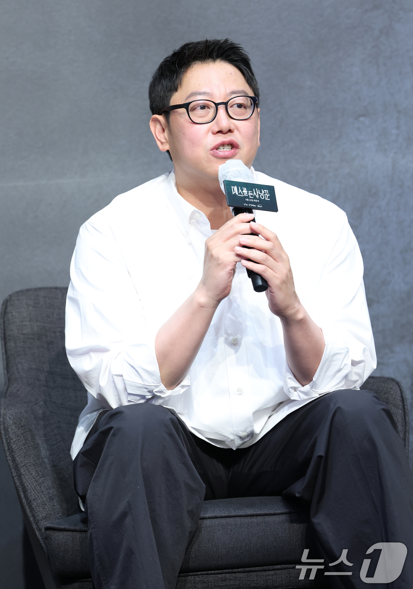 (서울=뉴스1) 권현진 기자 = 이정훈 PD가 12일 서울 구로구 라마다서울신도림호텔에서 열린  STUDIO X+U 새 미드폼 드라마 '메스를 든 사냥꾼' 제작발표회에서 포즈를 취 …