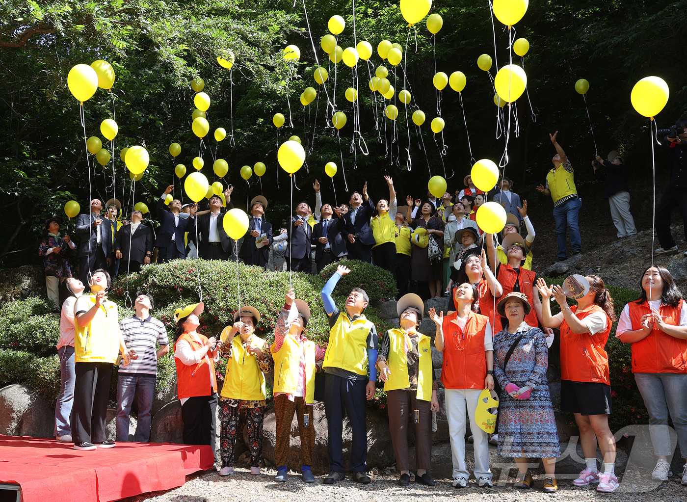 (광주=뉴스1) 이승현 기자 = 12일 광주 동구 주남마을에서 열린 제12회 기역이니은이 인권 문화제에서 참석자들이 희생자를 추모하는 노란 풍선을 날리고 있다. 이곳에선 지난 19 …
