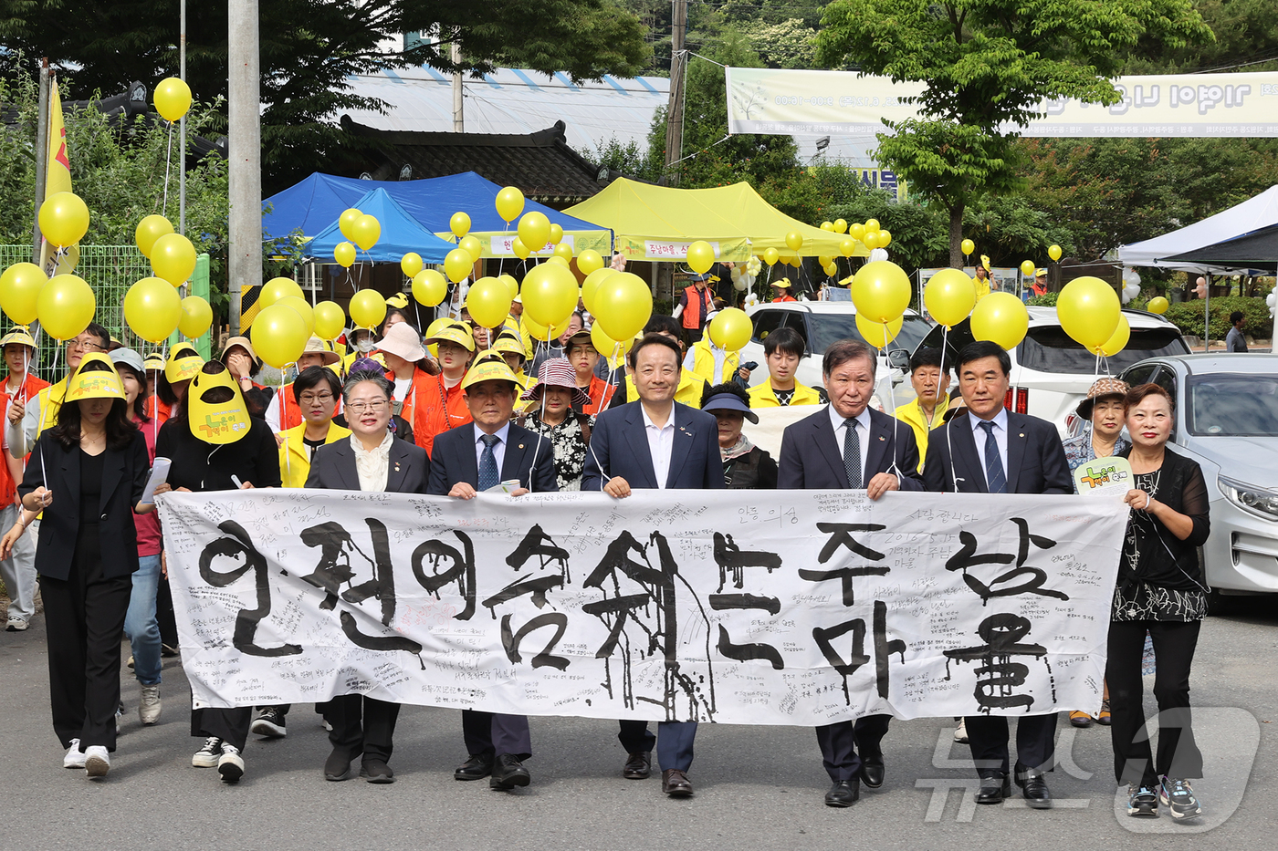 (광주=뉴스1) 이승현 기자 = 12일 광주 동구 주남마을에서 열린 제12회 기역이니은이 인권 문화제에서 참석자들이 행진을 하고 있다. 이곳에선 지난 1980년 5·18민주화운동 …