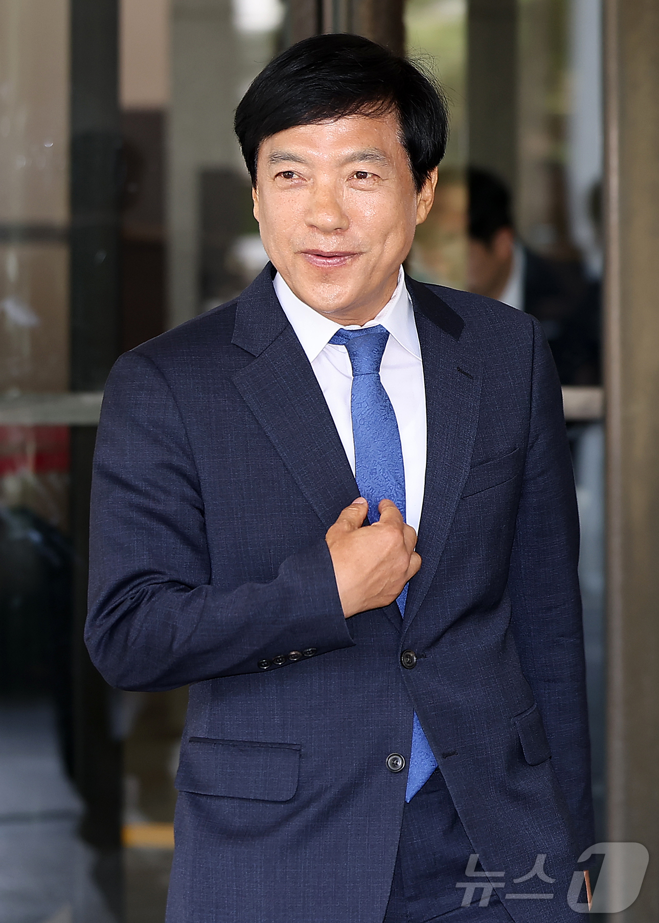 (서울=뉴스1) 김진환 기자 = 김학의 전 법무부 차관 불법 출국금지 의혹과 관련된 수사에 외압을 행사한 혐의로 재판에 넘겨진 이성윤 더불어민주당 의원이 12일 서울 서초구 대법원 …