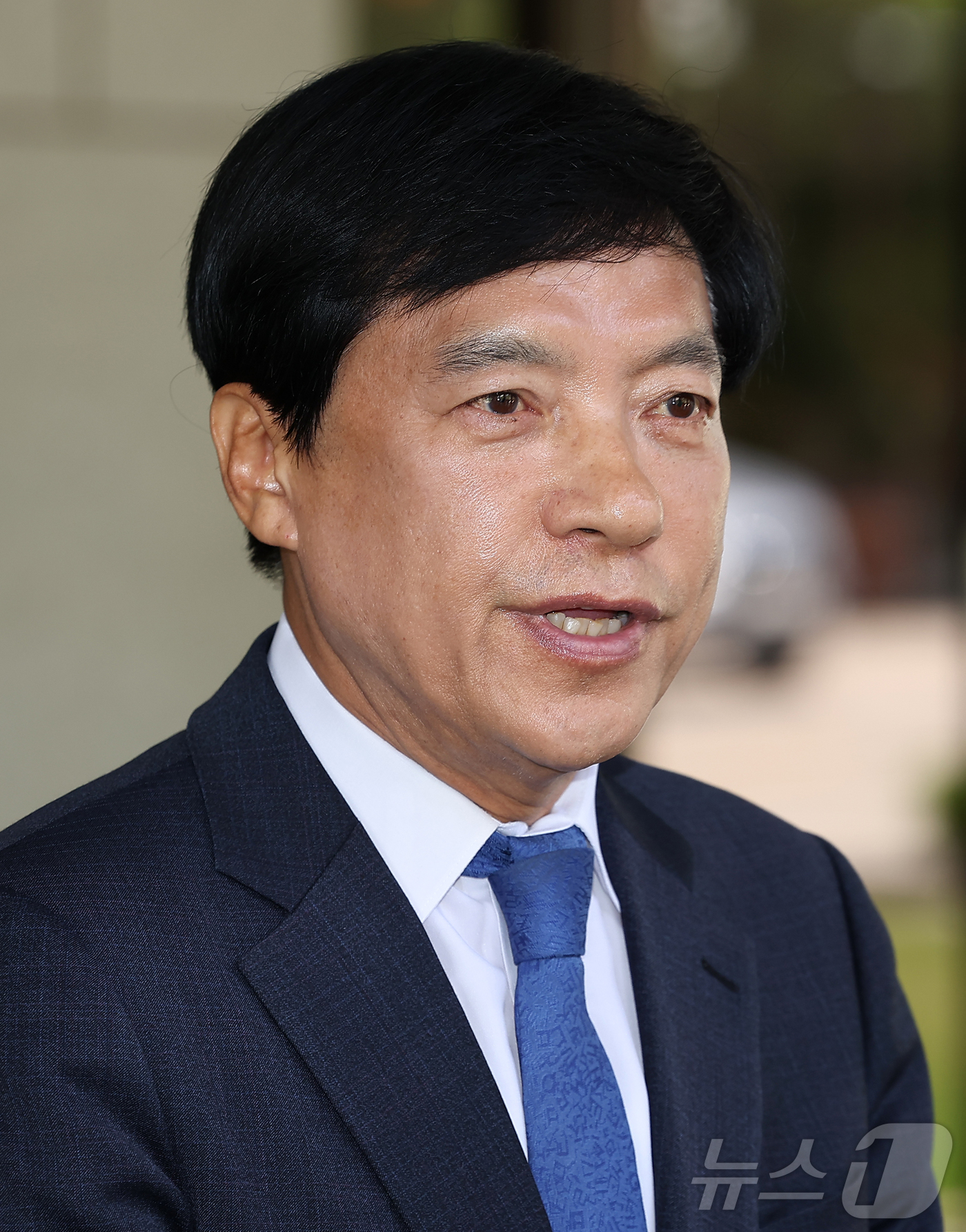 (서울=뉴스1) 김진환 기자 = 김학의 전 법무부 차관 불법 출국금지 의혹과 관련된 수사에 외압을 행사한 혐의로 재판에 넘겨진 이성윤 더불어민주당 의원이 12일 서울 서초구 대법원 …