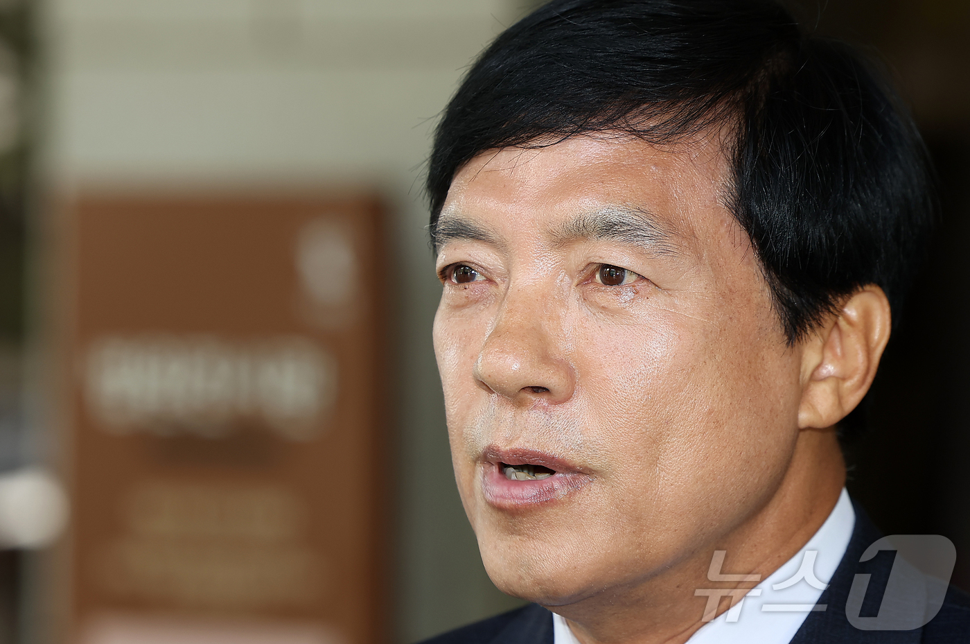 (서울=뉴스1) 김진환 기자 = 김학의 전 법무부 차관 불법 출국금지 의혹과 관련된 수사에 외압을 행사한 혐의로 재판에 넘겨진 이성윤 더불어민주당 의원이 12일 서울 서초구 대법원 …