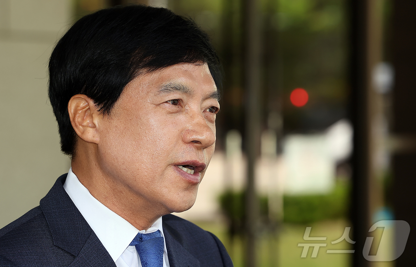 (서울=뉴스1) 김진환 기자 = 김학의 전 법무부 차관 불법 출국금지 의혹과 관련된 수사에 외압을 행사한 혐의로 재판에 넘겨진 이성윤 더불어민주당 의원이 12일 서울 서초구 대법원 …