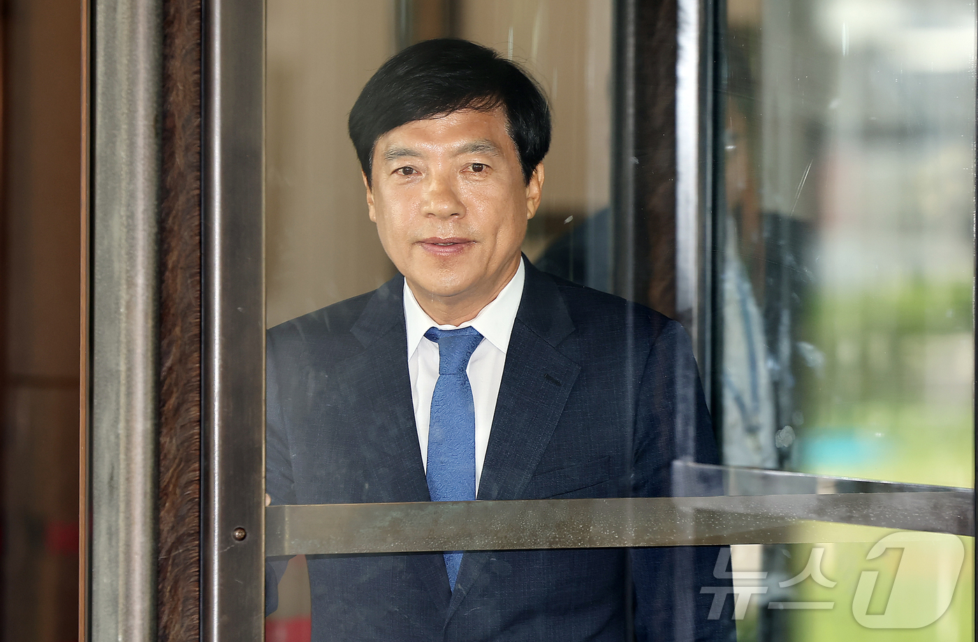 (서울=뉴스1) 김진환 기자 = 김학의 전 법무부 차관 불법 출국금지 의혹과 관련된 수사에 외압을 행사한 혐의로 재판에 넘겨진 이성윤 더불어민주당 의원이 12일 서울 서초구 대법원 …