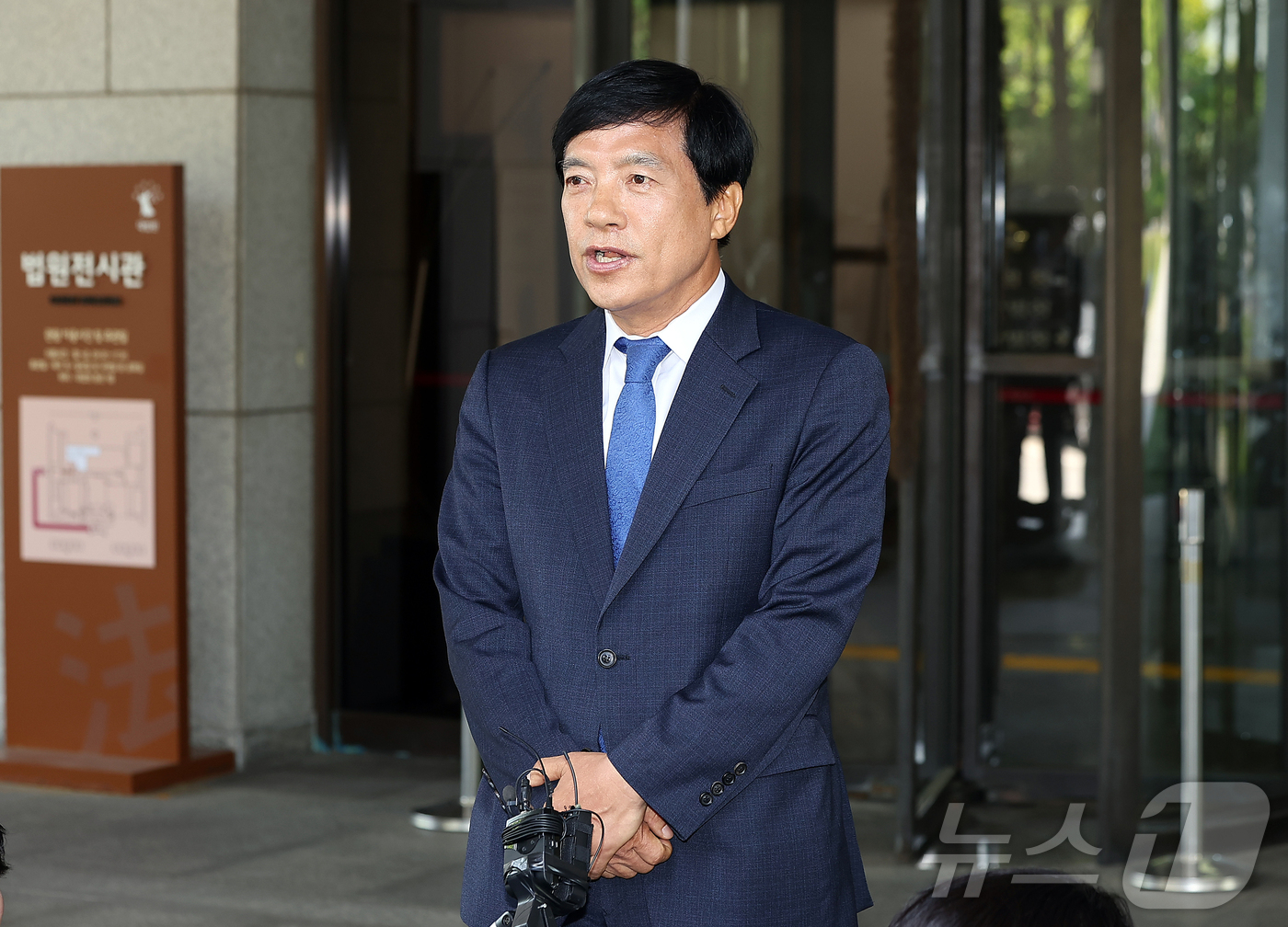 (서울=뉴스1) 김진환 기자 = 김학의 전 법무부 차관 불법 출국금지 의혹과 관련된 수사에 외압을 행사한 혐의로 재판에 넘겨진 이성윤 더불어민주당 의원이 12일 서울 서초구 대법원 …