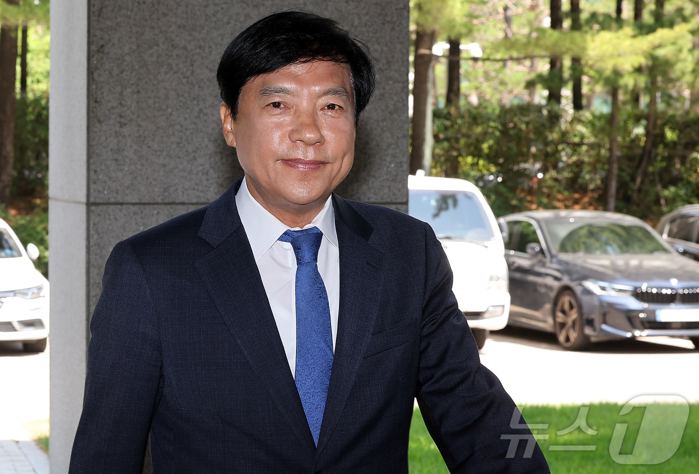 (서울=뉴스1) 김진환 기자 = 김학의 전 법무부 차관 불법 출국금지 의혹과 관련된 수사에 외압을 행사한 혐의로 재판에 넘겨진 이성윤 더불어민주당 의원 12일 서울 서초구 대법원에 …