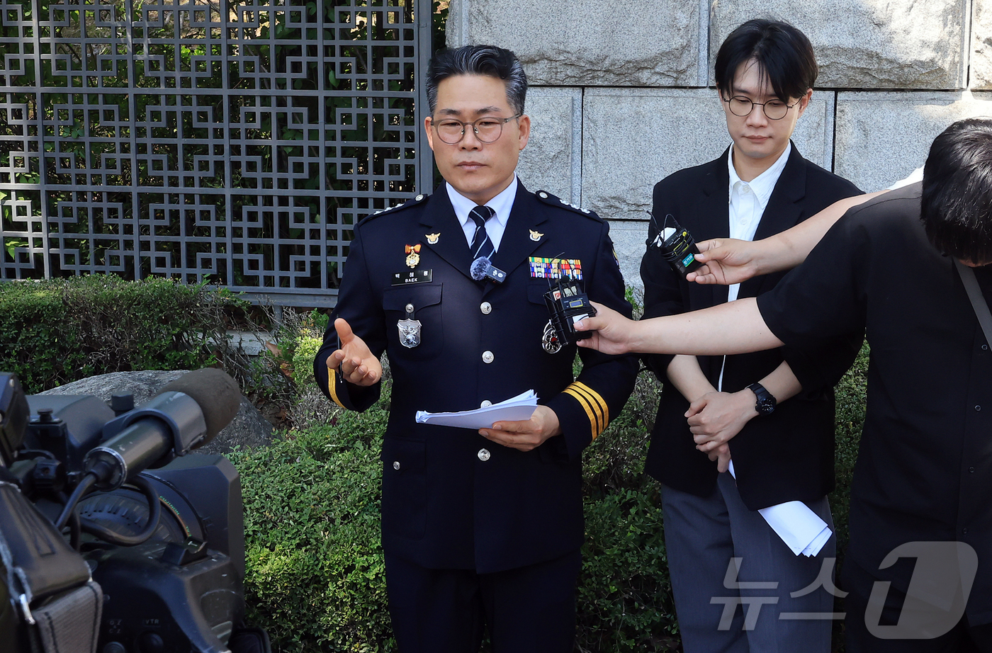 (서울=뉴스1) 김진환 기자 = 인천세관 마약 사건의 수사 외압 의혹을 제기한 백해룡 경정이 12일 오전 서울 서초구 대검찰청 앞에서 인천세관 마약 밀수 연루 의혹과 관련한 합동수 …