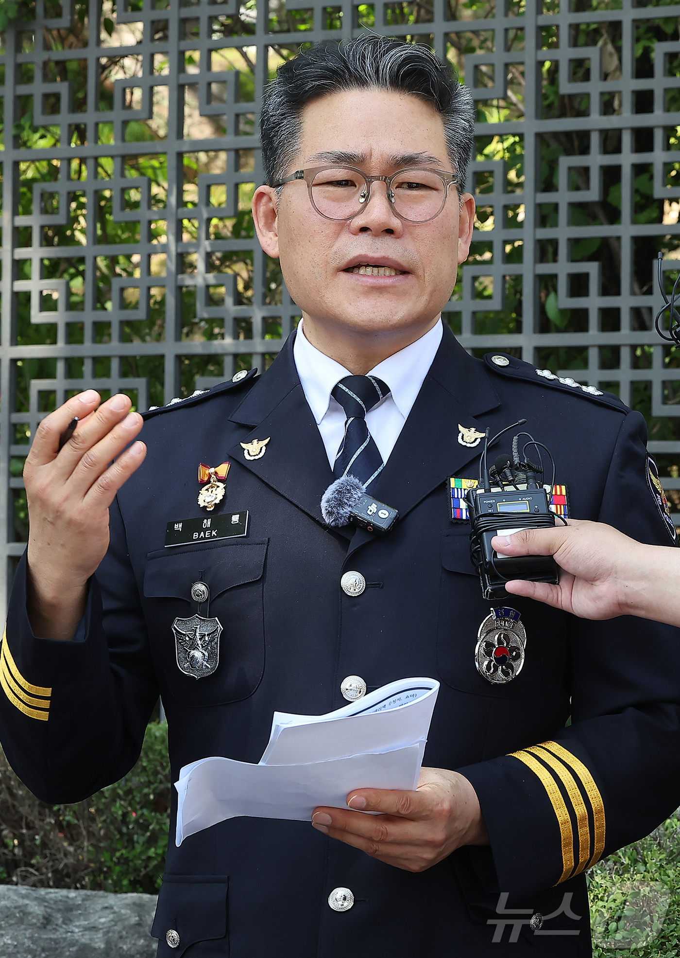 (서울=뉴스1) 김진환 기자 = 인천세관 마약 사건의 수사 외압 의혹을 제기한 백해룡 경정이 12일 오전 서울 서초구 대검찰청 앞에서 인천세관 마약 밀수 연루 의혹과 관련한 합동수 …