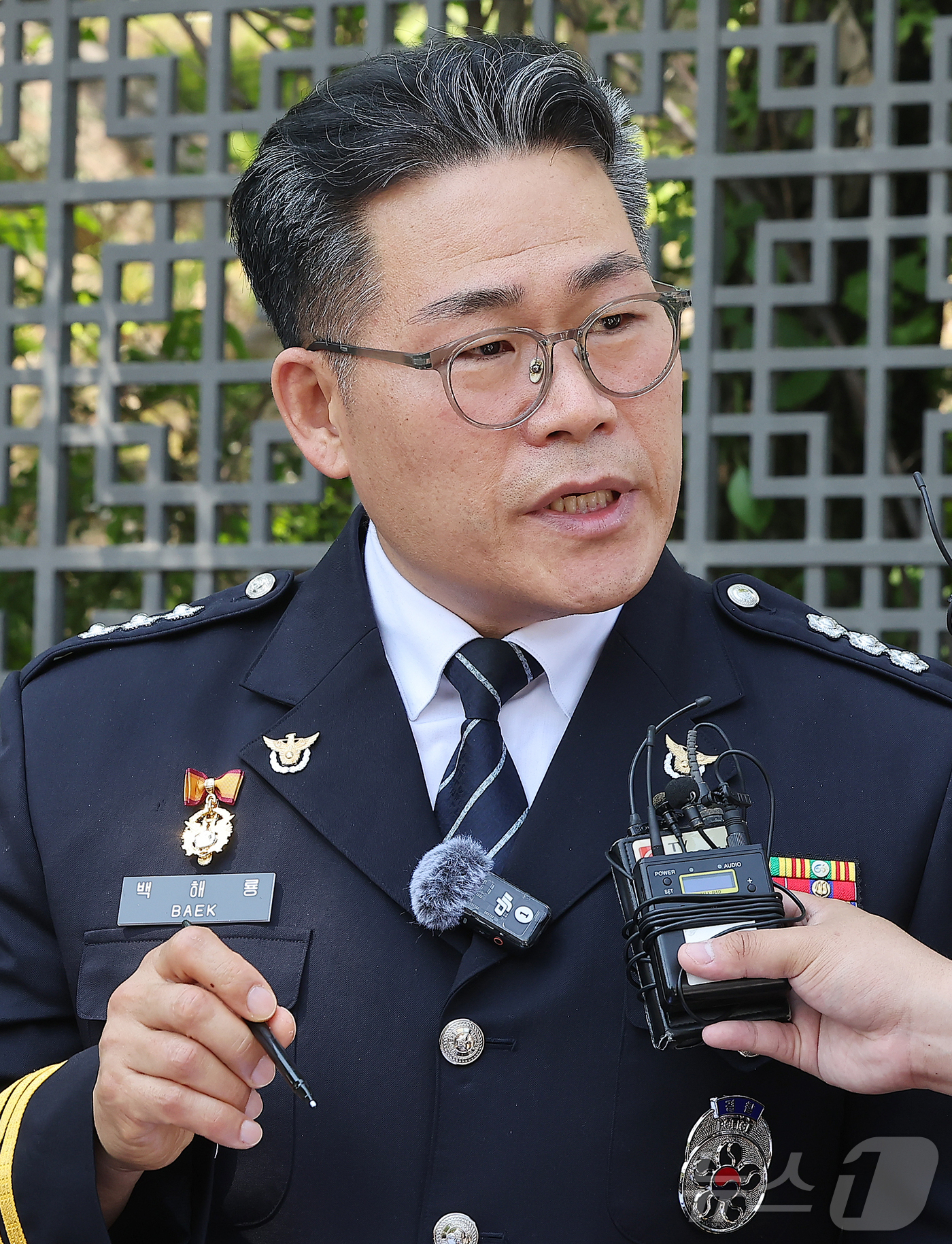 (서울=뉴스1) 김진환 기자 = 인천세관 마약 사건의 수사 외압 의혹을 제기한 백해룡 경정이 12일 오전 서울 서초구 대검찰청 앞에서 인천세관 마약 밀수 연루 의혹과 관련한 합동수 …