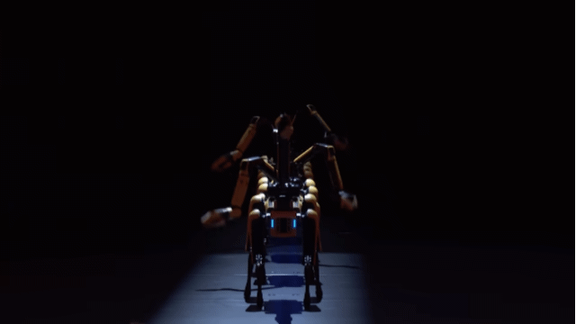 본문 이미지 - 10일 방송된 미국 TV쇼 ‘아메리카 갓 탤런트’에서 보스턴다이나믹스 스팟이 노래에 맞춰 안무를 선보이고 있다. (이미지 출처: <America’s Got Talent> 유튜브 채널)