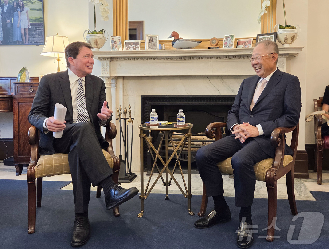 (서울=뉴스1) 최동현 기자 = 류진 한국경제인협회 회장이 11일(현지시각) 워싱턴D.C.에서 빌 헤거티 상원의원(공화, 테네시)을 만나 주요현안과 양국 경제발전 방안에 대해 논의 …